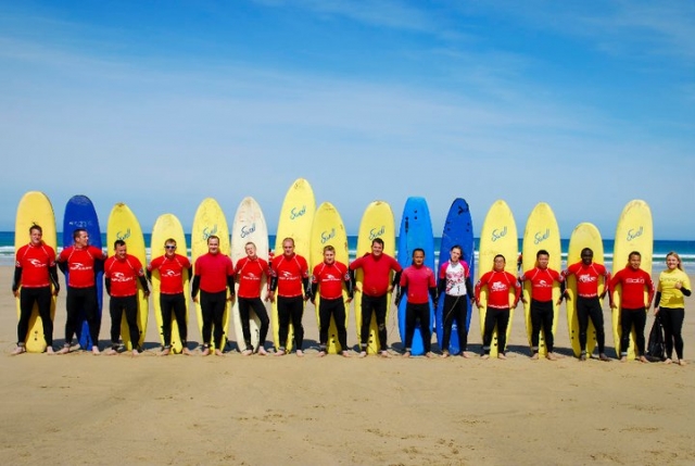  El surf puede ser una gran actividad de team building para empresas 